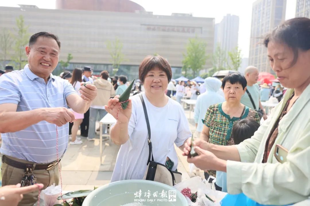 365体育（bet）：2024年端午蚌埠千人包粽子暨爱心捐赠活动举办(图1)