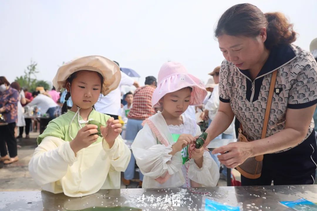 365体育（bet）：2024年端午蚌埠千人包粽子暨爱心捐赠活动举办(图4)