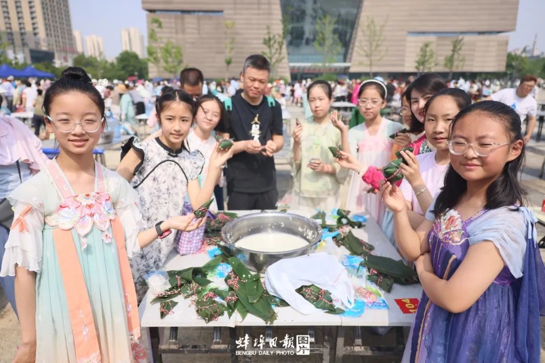 365体育（bet）：2024年端午蚌埠千人包粽子暨爱心捐赠活动举办(图2)