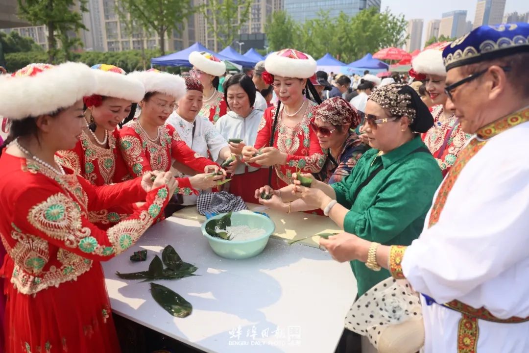 365体育（bet）：2024年端午蚌埠千人包粽子暨爱心捐赠活动举办(图3)
