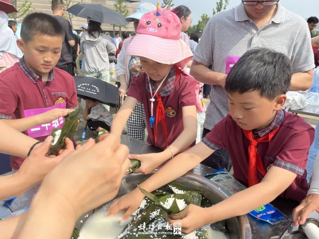 365体育（bet）：2024年端午蚌埠千人包粽子暨爱心捐赠活动举办(图6)
