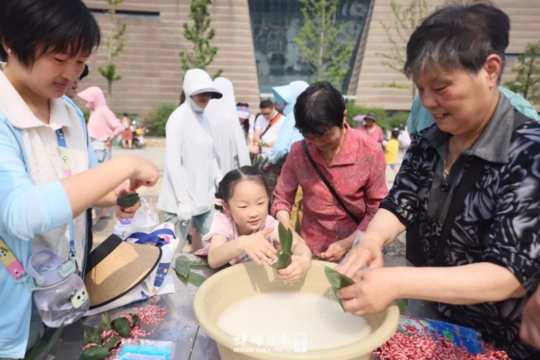 365体育（bet）：2024年端午蚌埠千人包粽子暨爱心捐赠活动举办(图5)