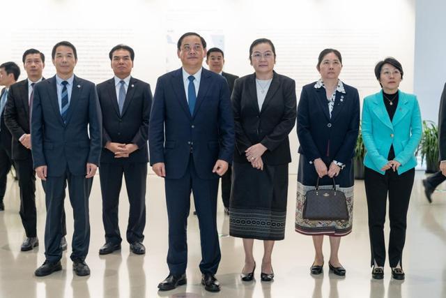 365体育（bet）：老挝总理宋赛一行参观上海城市规划展示馆(图1)