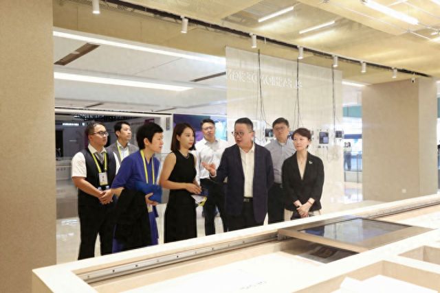 365体育唯一入口：以设计“链就”时尚原力百联集团闪耀2024世界设计之都大会共绘城市新风貌(图1)