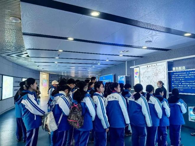 365体育唯一入口：【研之旅】走进青岛规划展览馆感受海洋城市文化——青岛大学附属中学2024级22班社会实践活动纪实(图3)