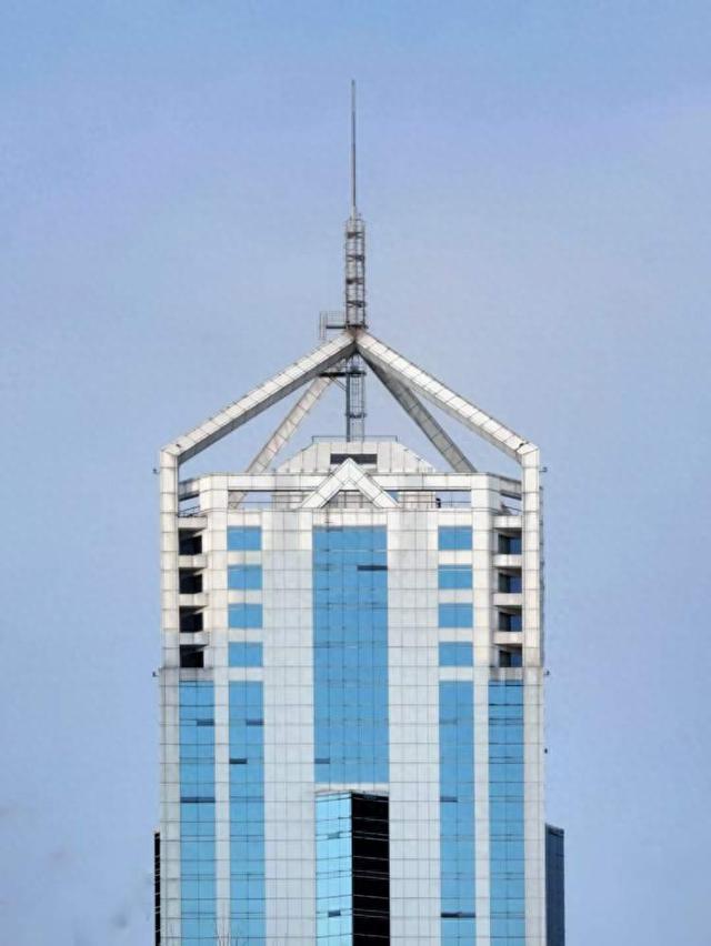 365体育唯一入口：走遍20多个省份、110多座城市只拍千禧年建筑的00后摄影师在上海拍了什么？(图1)