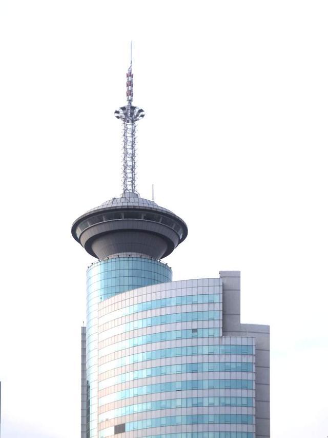 365体育唯一入口：走遍20多个省份、110多座城市只拍千禧年建筑的00后摄影师在上海拍了什么？(图2)