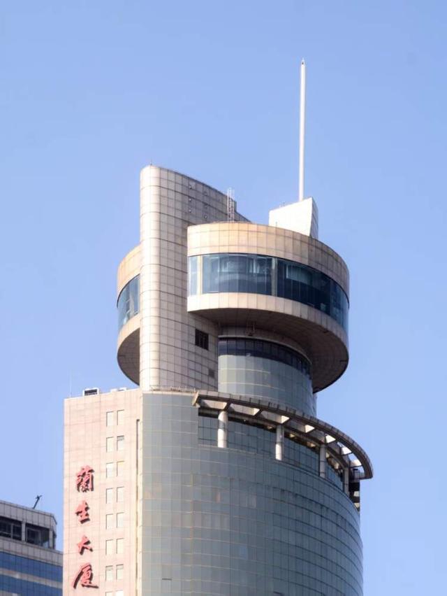 365体育唯一入口：走遍20多个省份、110多座城市只拍千禧年建筑的00后摄影师在上海拍了什么？(图3)