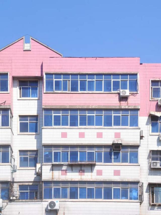 365体育唯一入口：走遍20多个省份、110多座城市只拍千禧年建筑的00后摄影师在上海拍了什么？(图8)