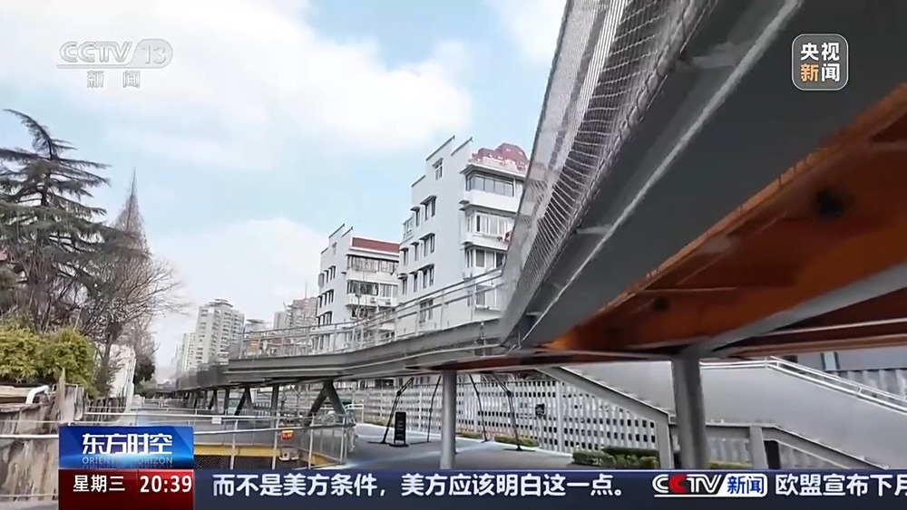 365体育唯一入口：800多米的狭长空间建起三层公园！上海如何巧用城市“边角料”空间？(图2)