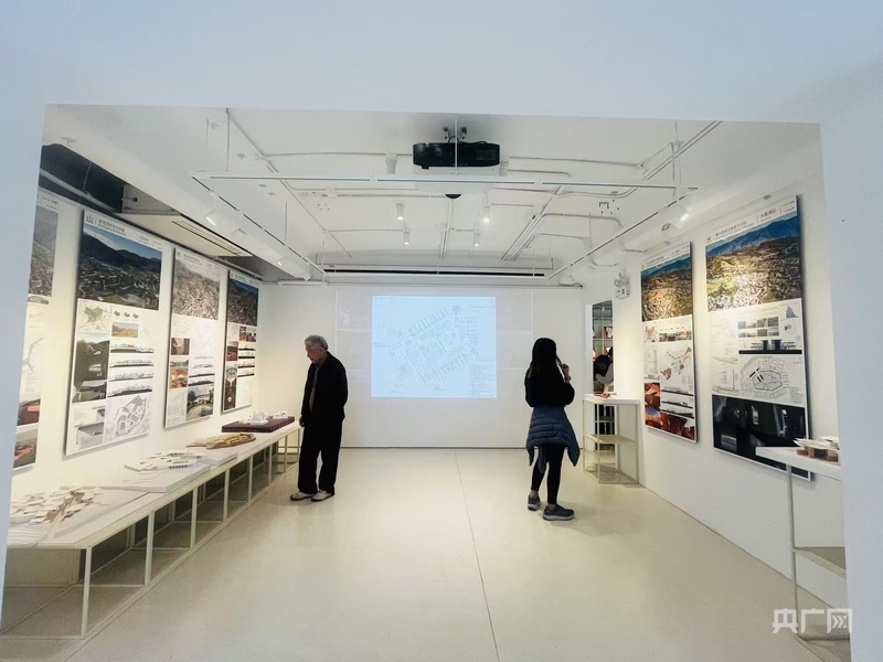 365体育唯一入口：天下彝家第一村“秀”美上海滩迤沙拉设计成果展亮相武康大楼(图4)