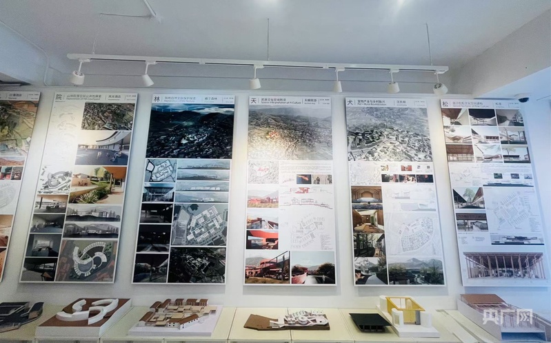365体育唯一入口：天下彝家第一村“秀”美上海滩迤沙拉设计成果展亮相武康大楼(图2)