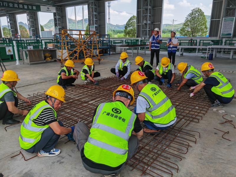 365体育唯一入口：活力中国调研行｜湖北宜昌：让建筑工人化身“巧工匠”(图1)