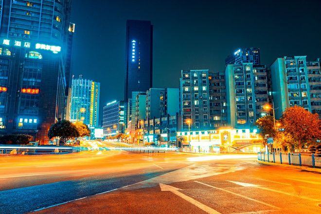 365体育唯一入口：区位偏向西南的成渝都市圈在长江中游城市群面前“败下阵来了”(图2)