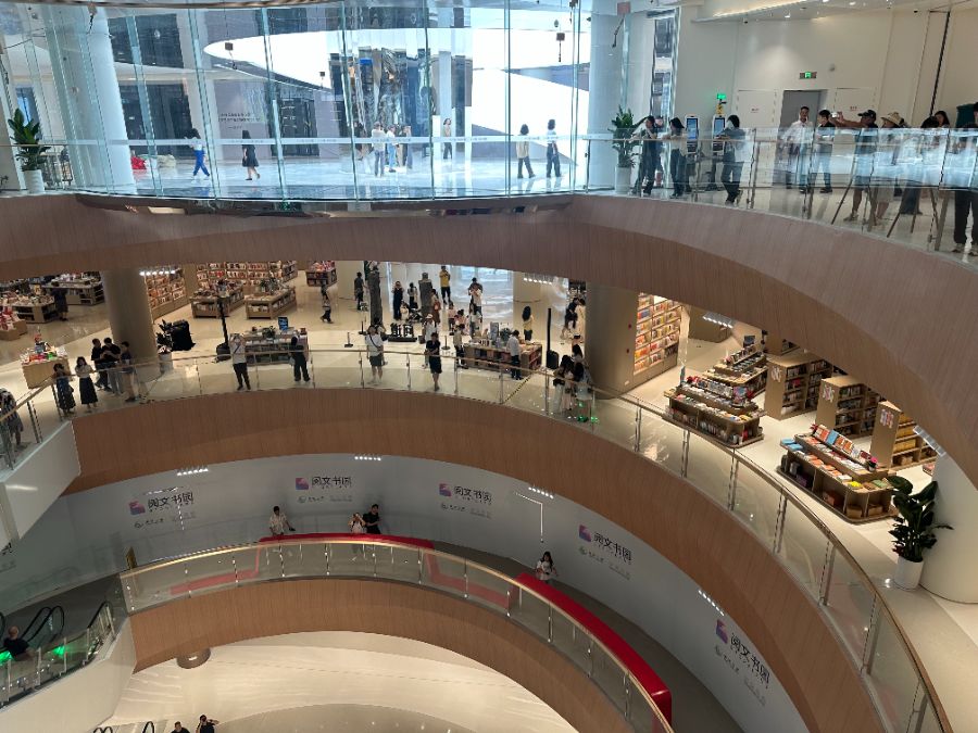 365体育（bet）：全球最大实体书城开业“为一座书店奔赴一座城”到来了吗(图2)