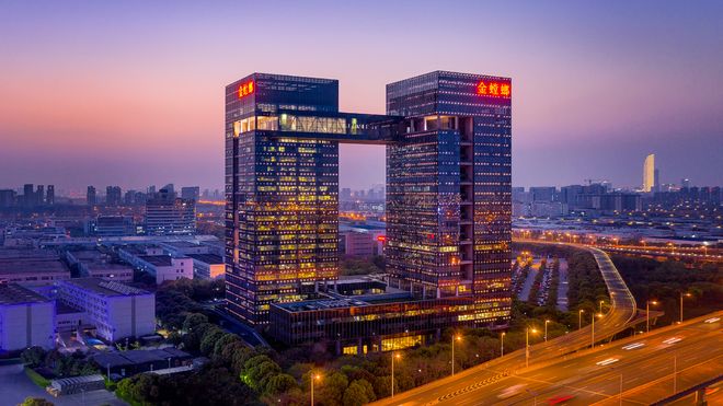 365体育唯一入口：金螳螂：连续23年蝉联装饰类榜首城市更新与海外拓展大放异彩(图1)