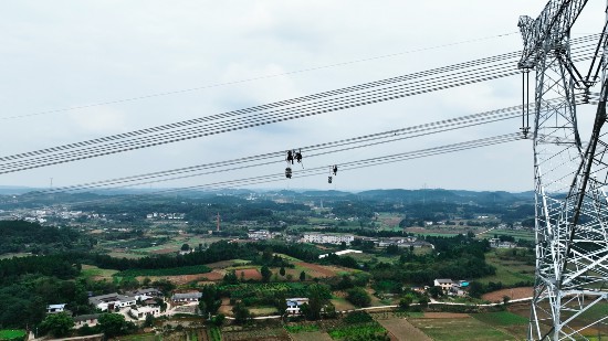 365体育唯一入口：阿坝—成都东特高压工程首段贯通丨项目攻坚零距离(图2)