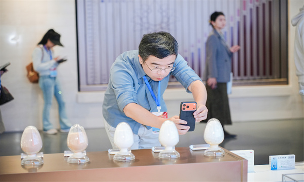 365体育（bet）：中国式现代化的万千气象——网络名人云南行活动走进昆明呈贡新城展示中心与云南白药集团(图2)